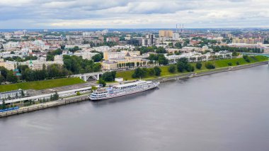 Rusya, Yaroslavl - 13 Ağustos 2020: Rus Demiryolları binası, Volga Nehri seti. Seyir gemisi Mstislav Rostropovich, Hava Görüntüsü  
