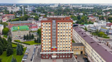 Ivanovo, Rusya - 12 Ağustos 2020: şehir merkezi üzerinde uçuş. İvanovo yönetimi ve şehrin arması, Havadan Bakış  