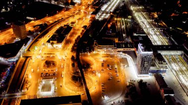 Rostov-on-Don, Rusya - 25 Ağustos 2020: Rostov-Glavny tren istasyonu. Şehir gece manzarası, hava manzarası.  