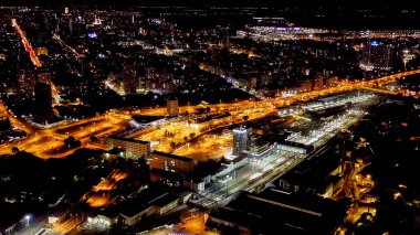 Rostov-on-Don, Rusya - 25 Ağustos 2020: Rostov-Glavny tren istasyonu. Şehir gece manzarası, hava manzarası.  