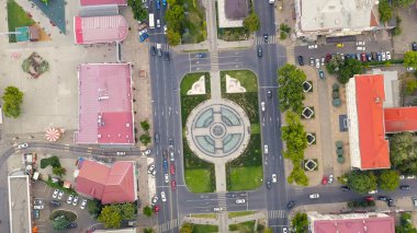 Krasnodar, Rusya - 27 Ağustos 2020: Alexandrovsky Bulvarı. Kutsal Büyük Şehit Catherine 'in fıskiyeli anıtı. Zafer Kemeri. Hava görüntüsü, Hava Görüntüsü  