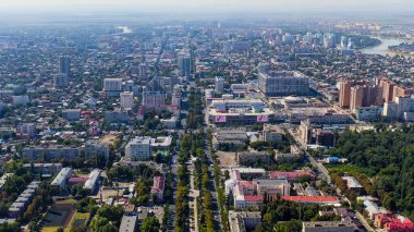 Krasnodar, Rusya - 29 Ağustos 2020: Krasnaya Caddesi. Yazın şehir üzerinde uçuş, Hava Manzarası  