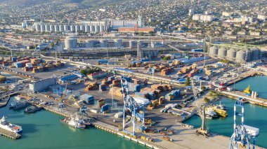 Novorossiysk, Rusya - 16 Eylül 2020: Novorossiysk Limanı. Karadeniz 'deki Tsemesskaya Körfezi, Hava Görüntüsü  