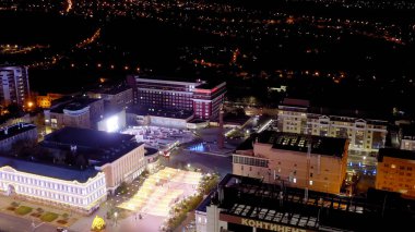 Stavropol, Rusya - 17 Eylül 2020: Haç Şehri Koruyucu Meleği. Alexandrovskaya Meydanı. Gece Vakti, Hava Görüntüsü  