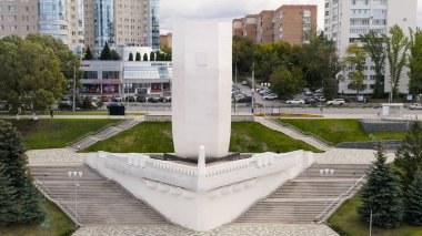 Samara, Rusya - 20 Eylül 2020: Stella Rook. Volga Nehri 'nin kıyısında, Aerial View  