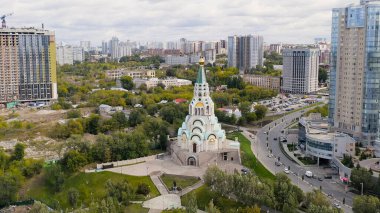 Samara, Rusya - 20 Eylül 2020: Tanrı 'nın Bilgeliği Sophia Katedrali. Volga Nehri 'nin kıyısında, Aerial View  