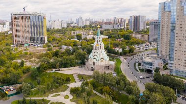 Samara, Rusya - 20 Eylül 2020: Tanrı 'nın Bilgeliği Sophia Katedrali. Volga Nehri 'nin kıyısında, Aerial View  