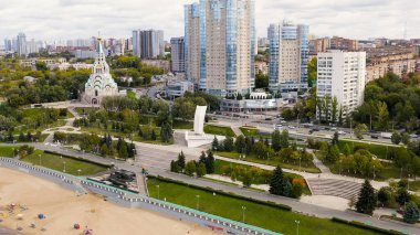 Samara, Rusya - 20 Eylül 2020: Stella Rook. Volga Nehri 'nin kıyısında, Aerial View  