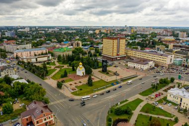 Ivanovo, Rusya - 12 Ağustos 2020: Devrim Meydanı ve İvanovo kentinin yönetimi. Hava görünümü