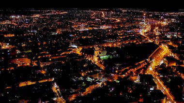 Astrakhan, Rusya. Astrakhan Kremlin 'in çan kulesi. Astrakhan Kremlin 16. yüzyılda yapılmış beyaz taş bir kaledir. Gece, Hava Görüntüsü  