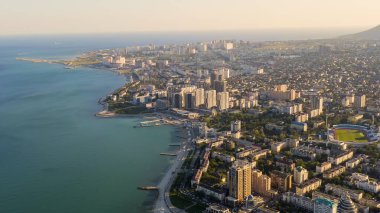 Novorossiysk, Rusya. Şehrin manzarası ve setin seti. Karadeniz 'deki Tsemesskaya Körfezi, Hava Görüntüsü  
