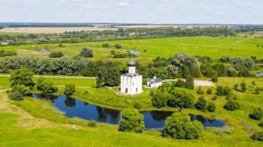 Rusya, Bogolyubovo. Kilisenin Nerl 'deki şefaat görüşü. Ortodoks Kilisesi ve Ortaçağ Rusya 'sının bir sembolü, Havadan Bakış  