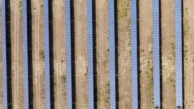 Rusya, Stavropol Bölgesi. Güneşli bir günde güneş enerjisi santrali, Hava Görüntüsü, vurulma vakası.  