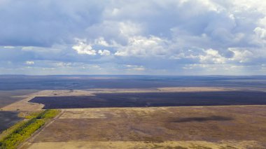 - Rusya. Sonbahar tarlalarında sağanak yağmurlu bulutlar. Steppe, Hava Görünümü  