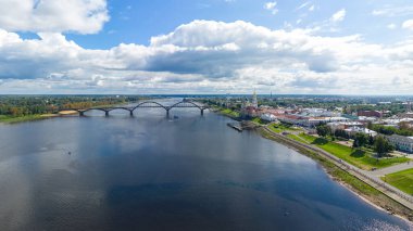 Rybinsk, Rusya. Rybinsk şehrinin seti ve Volga Nehri üzerindeki köprünün manzarası. Hava fotoğrafçılığı