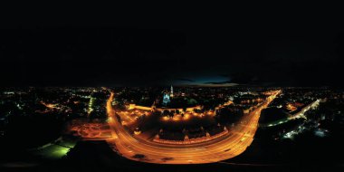 Sergiev Posad, Rusya. Kutsal Üçlü Sergius Lavra. Krasnogorskaya Meydanı. Geceleri hava manzarası. Panorama 360