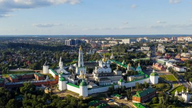 Sergiev Posad, Rusya. Trinity-Sergius Lavra, Rus Ortodoks Kilisesi 'nin en büyük erkek manastırıdır. Sergiev Posad şehrinin merkezinde yer almaktadır. Gün batımı ışığı, Hava Görünümü  