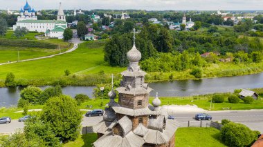 Suzdal, Rusya. Uçuş. Tahta yel değirmenleri, Kozlyatyevo köyünden Dönüşüm Kilisesi, Havadan Bakış Patakino köyünden Diriliş Kilisesi.  