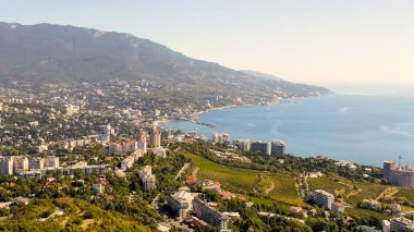 Yalta, Kırım. Güneşli bir havada şehrin manzarası. Baraj ve liman, Hava Görünümü  
