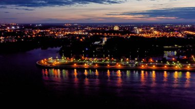 Yaroslavl, Rusya. Strelka (Spit), Kotorosl Volga Nehri 'ne akar. Gün batımından sonra şehir ışıkları, alacakaranlık, hava manzarası  