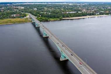 Yaroslavl, Rusya. Ekim köprüsü. Volga nehri üzerindeki köprü. Hava görünümü
