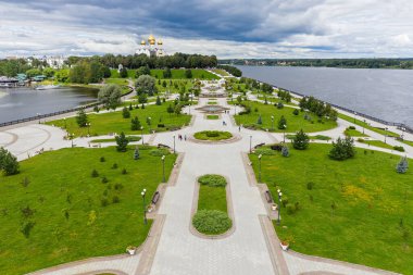 Yaroslavl, Rusya. Strelka, Park on the Strelka (Tükürük) - Yaroslavl 'ın tarihi merkezinde bir park. Kotorosl, Volga Nehri 'ne akar. Hava bulutlu. Hava görünümü