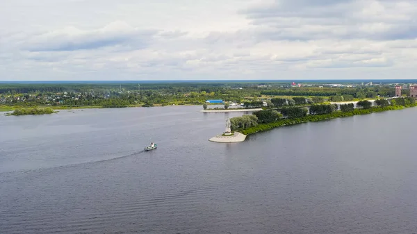 stock image Rybinsk, Russia - August 16, 2020: The boat sails past the statue of Mother Volga. The system locks Rybinsk reservoir, Aerial View  