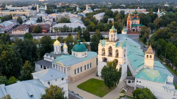 Yaroslavl, Rusya. Yaroslavl Spaso-Preobrazhensky Manastırı (Spaso-Yaroslavl Manastırı) antik bir erkek manastırı. Gün batımı, Hava Görünümü  
