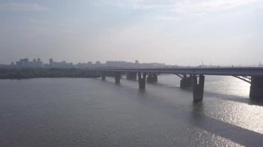 Metro Köprüsü ve Comal Köprüsü. Novosibirsk şehrinin panoraması. Ob nehrinin manzarası. - Rusya. 4K