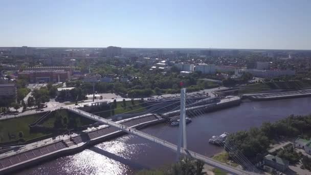 Cidade de Tyumen, Embankment do Rio Tura, Ponte dos Amantes. Rússia, Tyumen. 4K — Vídeo de Stock