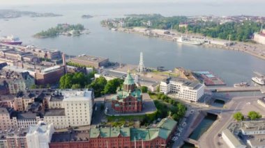 Dolly zoom. Helsinki, Finlandiya. Şehir merkezinin hava manzarası. Varsayım Katedrali