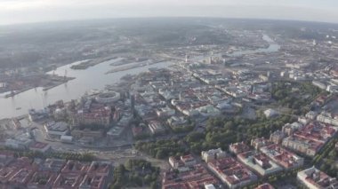 Göteborg, İsveç. Şehrin panoraması ve Goeta Elv nehri. Şehrin tarihsel merkezi. Gün batımı. 4K
