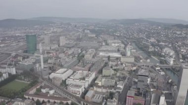 Zürih, İsviçre. Gökyüzünden şehrin panoraması. Gewerbeschule bölgesi, Limmat nehri. 4K