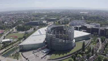 Strasbourg, Fransa. Binaların kompleksi Avrupa Parlamentosu, Avrupa İnsan Hakları Mahkemesi ve Avrupa Sarayı 'dır. 4K