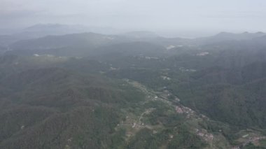 İtalya. Orman, dağlarla ve villalarla kaplıydı. Liguria Bölgesi 'ndeki Pignone bölgesi, La Spezia ili' ne bağlı. 4K