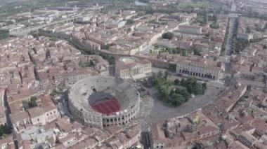 Verona, İtalya. Tarihi şehir merkezinin üzerinde uçuyor. Arena di Verona, yaz mevsimi. 4K