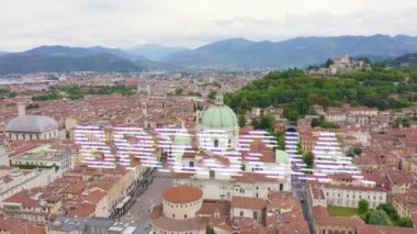 Brescia, İtalya. Santa Maria Assunta Katedrali. Bulutlu havada şehrin üzerinde uçmak. 4K