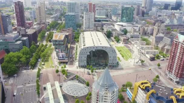 Rotterdam, Holandia. Panorama biznesowej części miasta. Domy sześcienne (Kijk-Kubus) i Hala Targowa (Markthol). 4K — Wideo stockowe