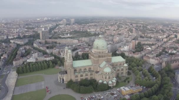 ベルギーのブリュッセル。神聖な心の国立大聖堂。早朝だ。4K — ストック動画