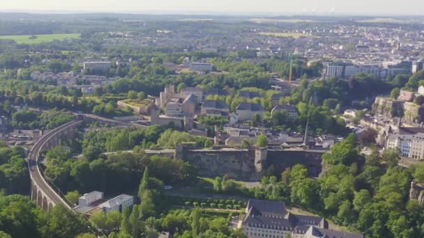 Zbliżenie Dolly. Luksemburg, Historyczne centrum miasta rano — Wideo stockowe