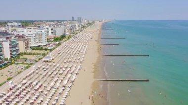 Dolly zoom. İtalya, Jesolo. Lido di Jesolo (veya Jesolo Lido), Venedik 'in Jesolo şehrinin plaj bölgesi.