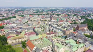 Krakow, Polonya. Ana Meydan. 13. yüzyılın büyük şehir meydanı. Tarihi merkezin manzarası. 4K