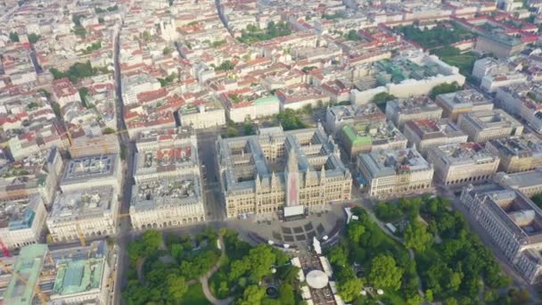 ドリーズームだ。オーストリア、ウィーン。ウィーン市役所、ラスププラッツ。ウィーンの歴史的中心部へのフライト — ストック動画