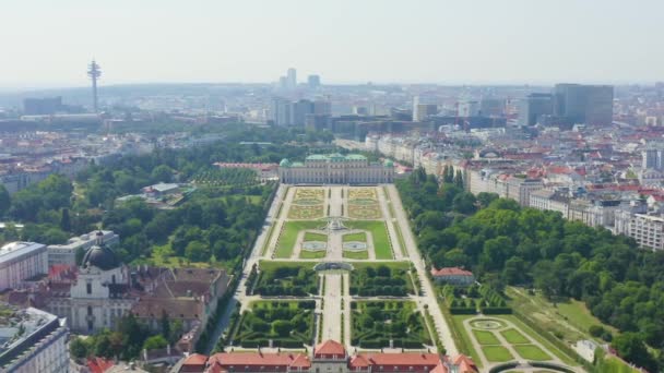Dolly zoom. Vienna, Austria. Belvedere adalah sebuah kompleks istana barok di Wina. Dibangun oleh Lucas von Hildebrandt pada awal abad ke-18 — Stok Video