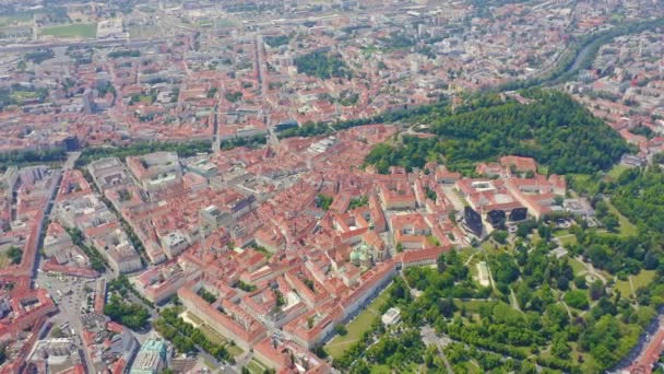 Graz, Österrike. Den historiska stadskärnan flygfoto. Schlossberg (Slottskullen). 4K — Stockvideo