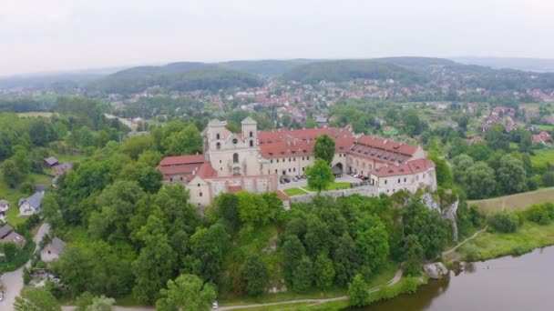 Krakow, Polonya. Vistula Nehri kıyısındaki Benedictine Abbey (Tynets). Benedikt manastırı 1044 yılında kuruldu. 4K — Stok video