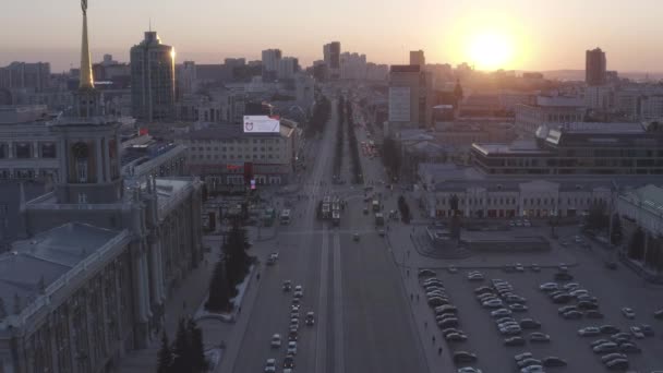 ロシアのエカテリンブルク 2020年3月23日 バックライトの市内中心部 市役所 中央広場 早春だ 日没の時間 ビデオだ Ultrahd — ストック動画