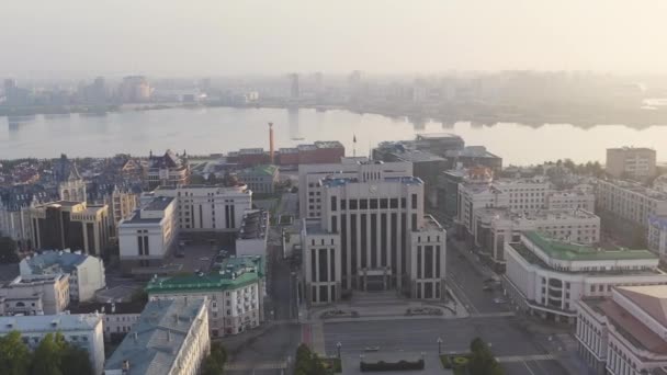 Kazan, Rusko. Letecký pohled na budovu kabinetu ministrů Republiky Tatarstán časně ráno. 4K — Stock video