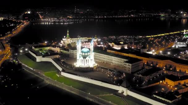 Kazán, Rusia. Mezquita Kul Sharif. Vista aérea del Kremlin de Kazán. Noche. 4K — Vídeo de stock