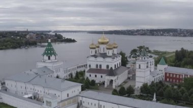 Rusya, Kostroma. Kostroma 'daki kutsal Trinity Ipatievsky Manastırı. 4K